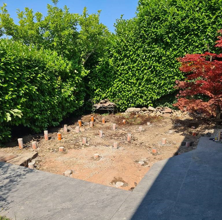 Aufbau Unterkonstruktion für eine Terrasse.